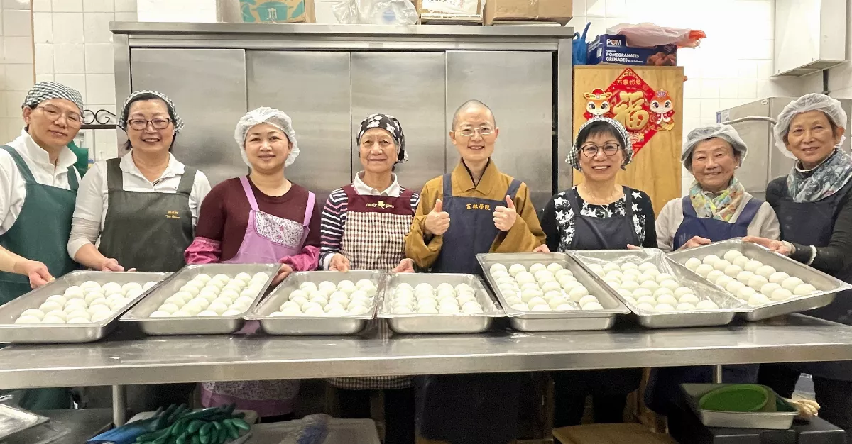 Toronto Fo Guang Members Commemorate Venerable Master Hsing Yun on Lantern Festival with Yangzhou Dumplings